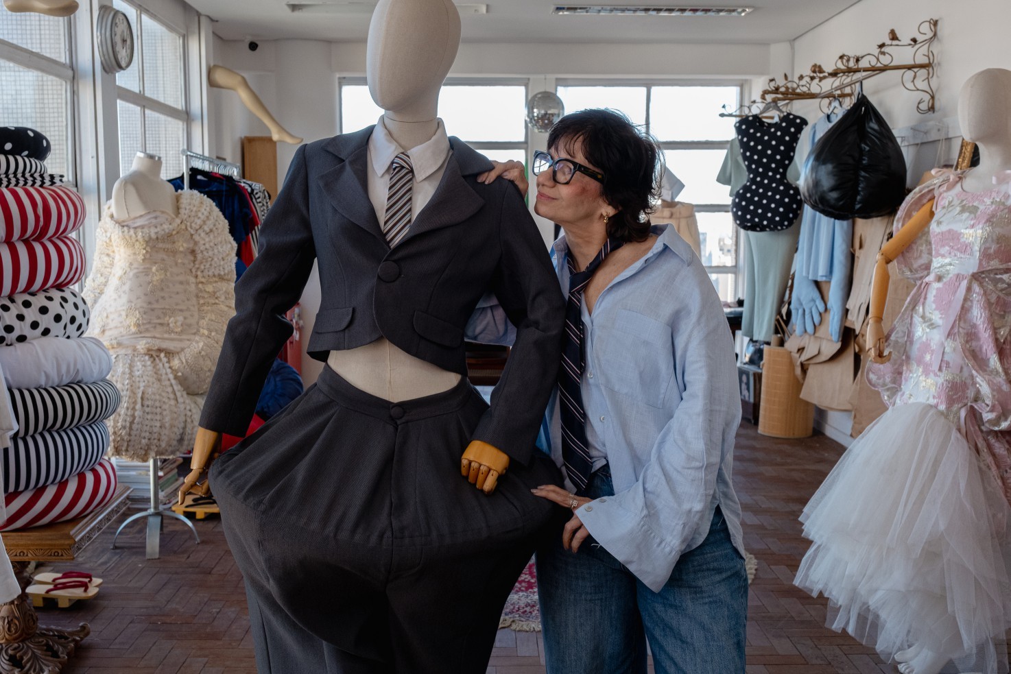 Sucesso com peças volumosas, Penha Maia prepara coleção inspirada no brutalismo