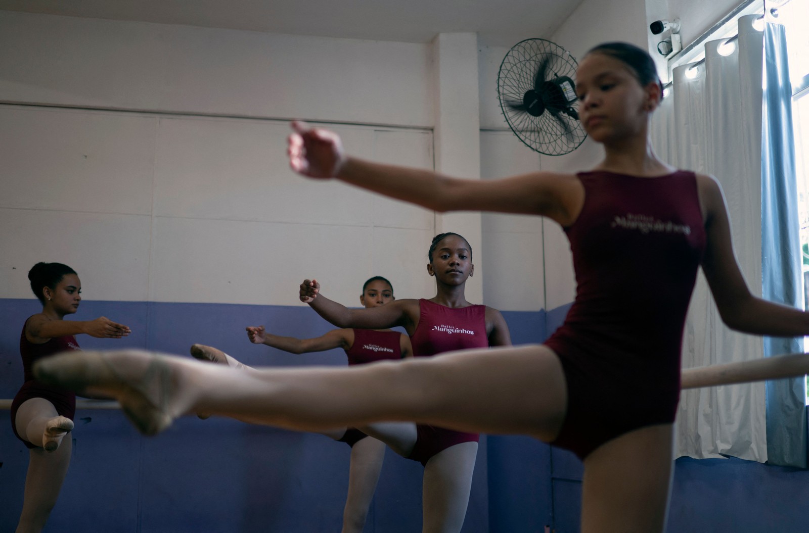 Com aulas são regularmente interrompidas por tiroteios durante as operações policiais, a associação Ballet Manguinhos é uma espécie de oásis em meio ao caos — Foto: Mauro Pimentel / AFP