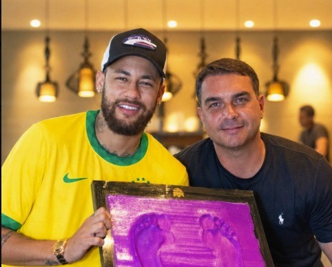 Em So Janurio Flvio Bolsonaro brinca com Neymar no ve | Esportes - Imagem 2 | QTU - Notícias