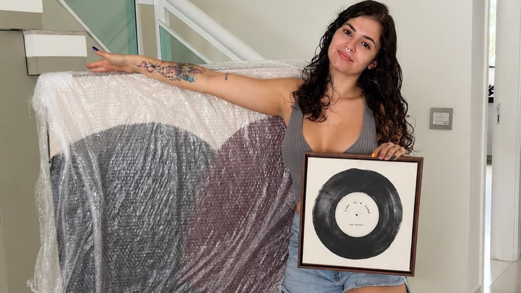 Miss Bumbum Brasil compra quadro gigante que vira desafio de decoração