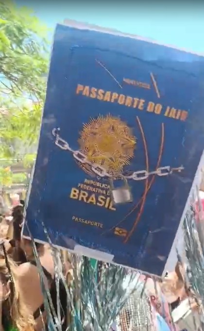 Imitação do passaporte de Jair Bolsonaro em bloco — Foto: Reprodução
