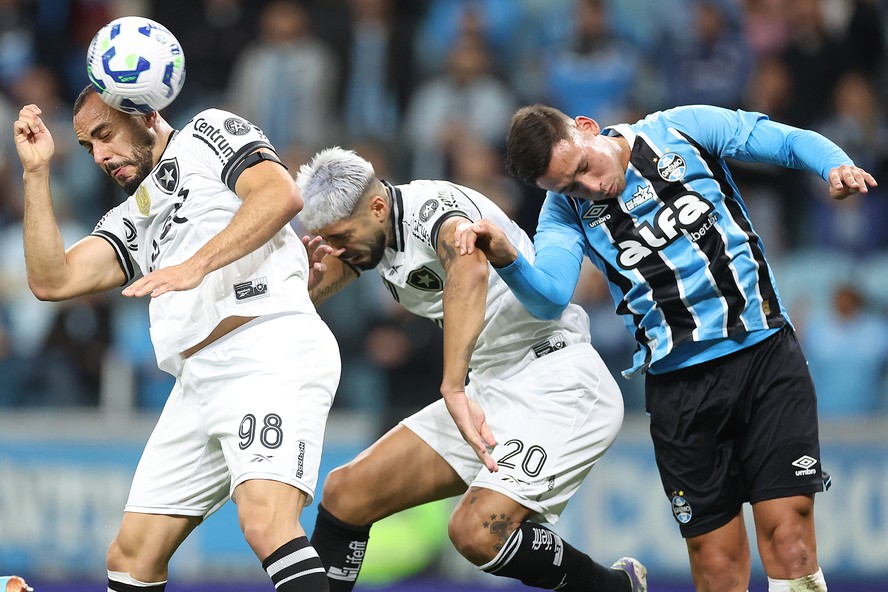Botafogo sofre gol no fim, empata com Grêmio fora de casa e perde a ...