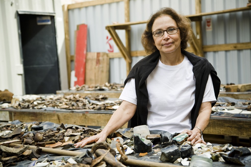Material encontrado nas escavações arqueológicas no Cais do Valongo. Na foto, a arqueóloga Tania Andrade Lima — Foto: Cecilia Acioli/ Agência Globo