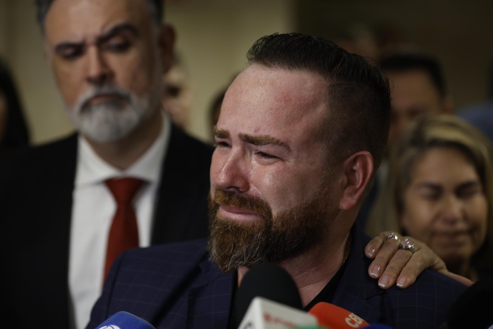 Pai de Henry, Leniel Borel chora ap&oacute;s adiamento de j&uacute;ri &mdash; Foto: Gabriel de Paiva