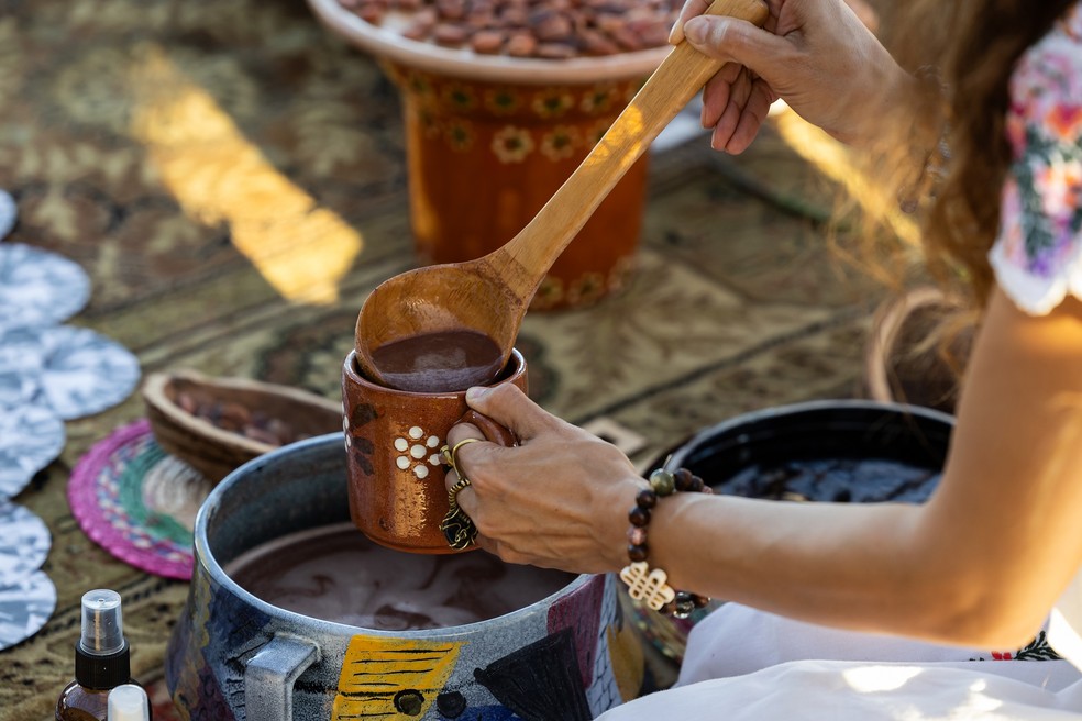 A cocoa ceremony conducted by Orlin Cabo Chocolate Shop allows visitors to learn about the history of the fruit in Los Cabos, Mexico — Photo: Disclosure/Hassen Salum