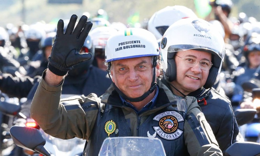 Cezinha de Madureira na garupa de Jair Bolsonaro em motociata em 2021