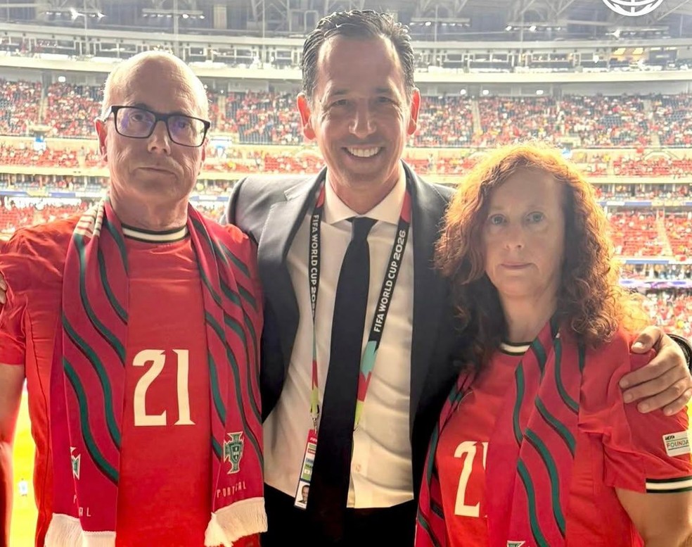 Presidente da Federa&ccedil;&atilde;o Portuguesa de Futebol, Pedro Proen&ccedil;a, ao lado dos pais de Diogo Jota &mdash; Foto: Reprodu&ccedil;&atilde;o