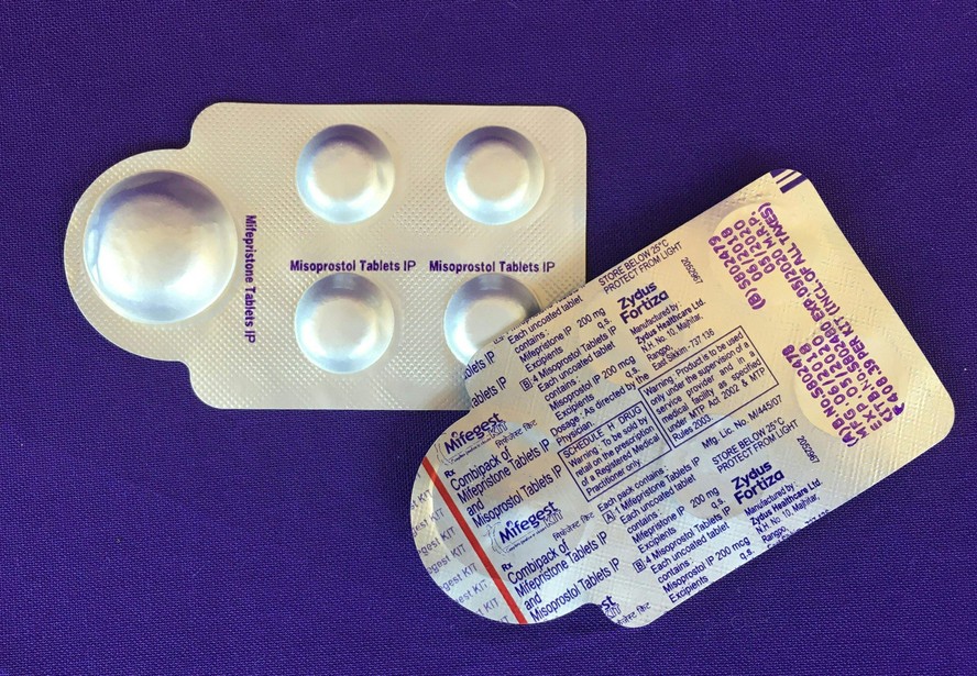 Embalagem com a combinação das pílulas dos medicamentos mifepristona e misoprostol, usados como pílula abortiva nos EUA