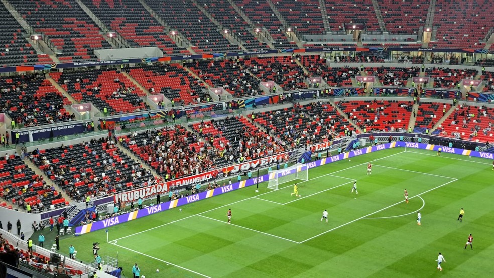 Flamengo fans in a match against Pyramids; attendance was just over 8,000 people — Photo: Davi Ferreira