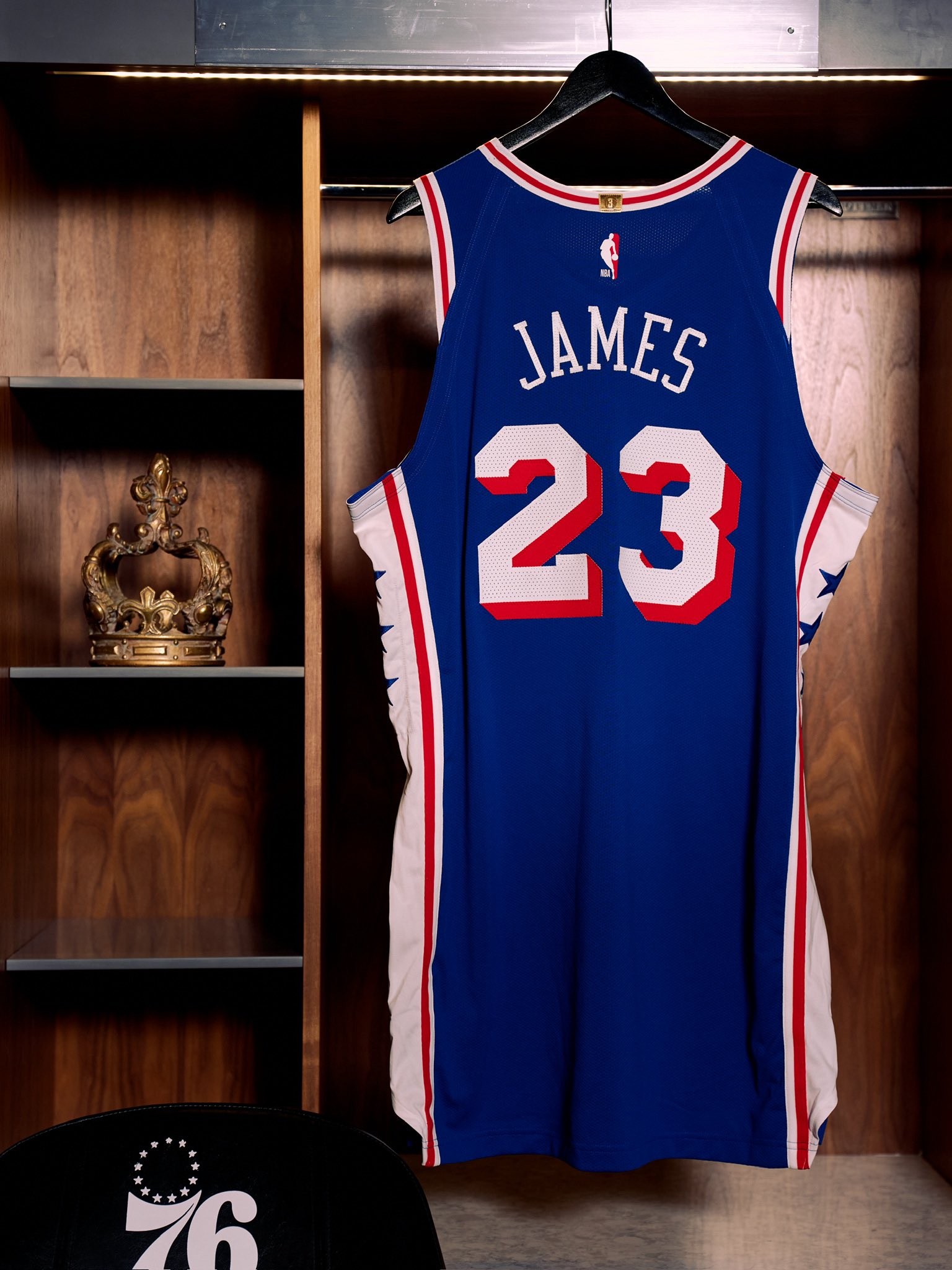 LeBron James assina com Philadelphia 76ers e promete uma despedida épica