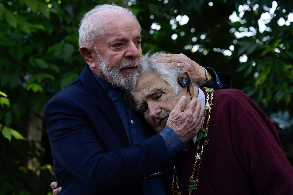 Em visita a Montevidéu, no Uruguai, para reunião da cúpula do bloco sul-americano, presidente Lula se emociona ao encontrar José Mujica — Foto: Dante Fernandez / AFP