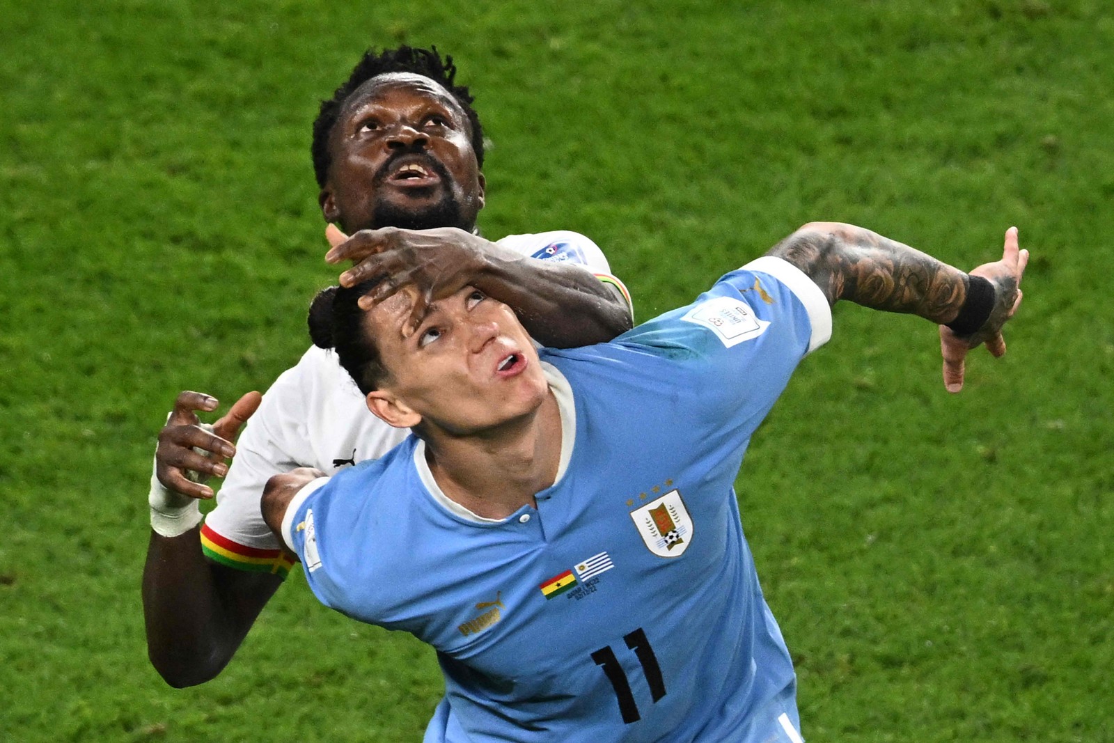 Daniel Amartey disputa bola com uruguaio Nunez — Foto: PHILIP FONG/AFP