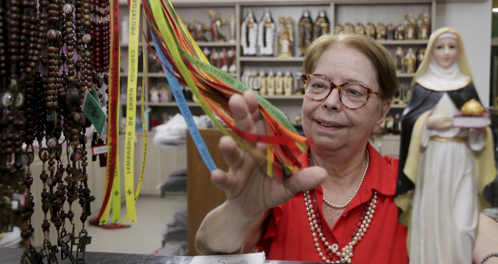 A bancária aposentada Leila Maria Simas, de 74 anos — Foto: Marcelo Theobald / Agência O Globo