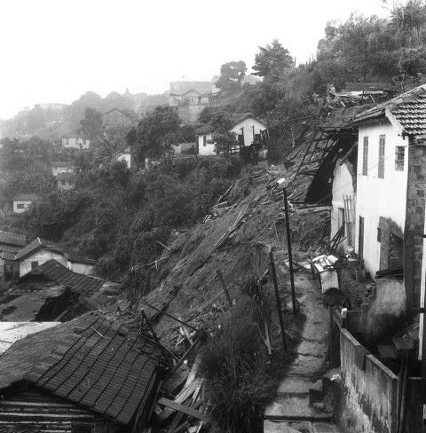 Deslizamento numa encosta da cidade — Foto: Arquivo / Agência O Globo