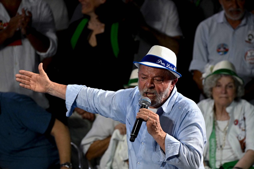 Lula em comício na quadra da Portela, em Madureira, no Rio, na manhã de domingo