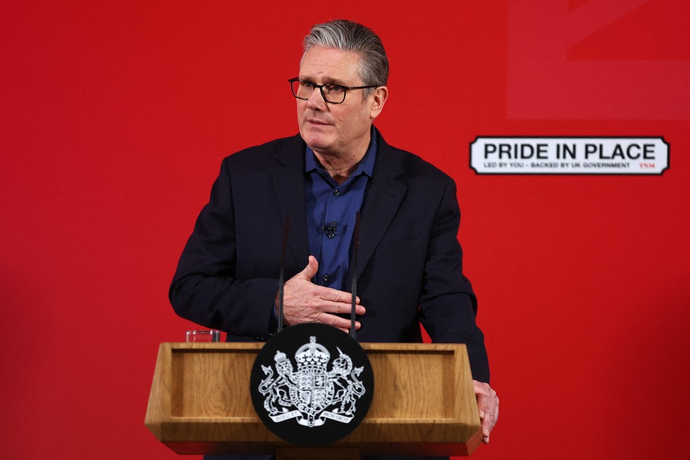 O premier brit&acirc;nico, Keir Starmer, discursa na Inglaterra: Trabalhista &eacute; alvo de press&otilde;es por nomea&ccedil;&atilde;o de ex-embaixador envolvido com Epstein &mdash; Foto: Peter Nicholls/AFP