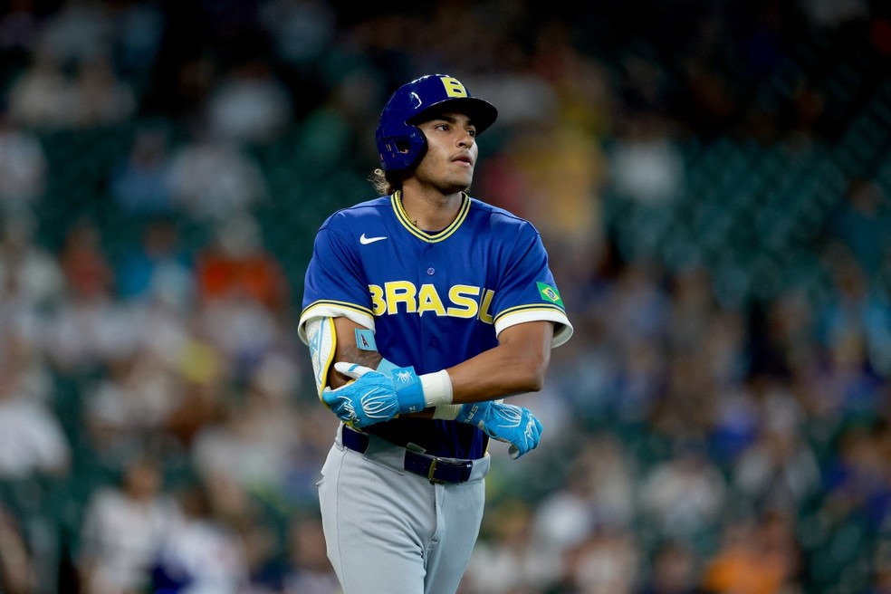 Lucas Ramirez em jogo contra a Itália no Mundial de Beisebol — Foto: KENNETH RICHMOND / GETTY IMAGES NORTH AMERICA / GETTY IMAGES VIA AFP