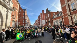 Apoiadores aguardam chegada de Bolsonaro em embaixada brasileira em Londres