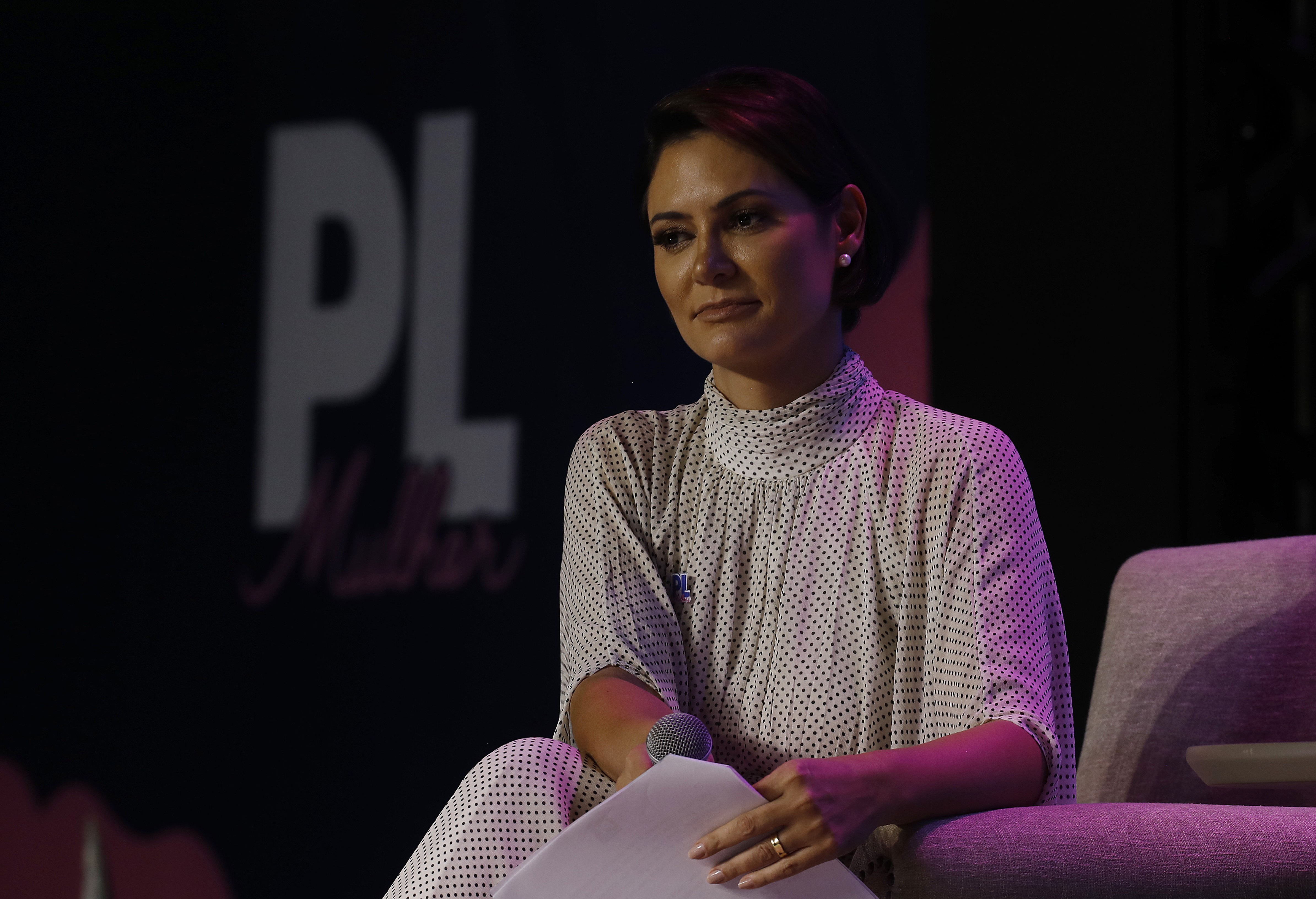 Distante de Flávio, Michelle Bolsonaro atuará como cabo eleitoral de aliadas do PL Mulher