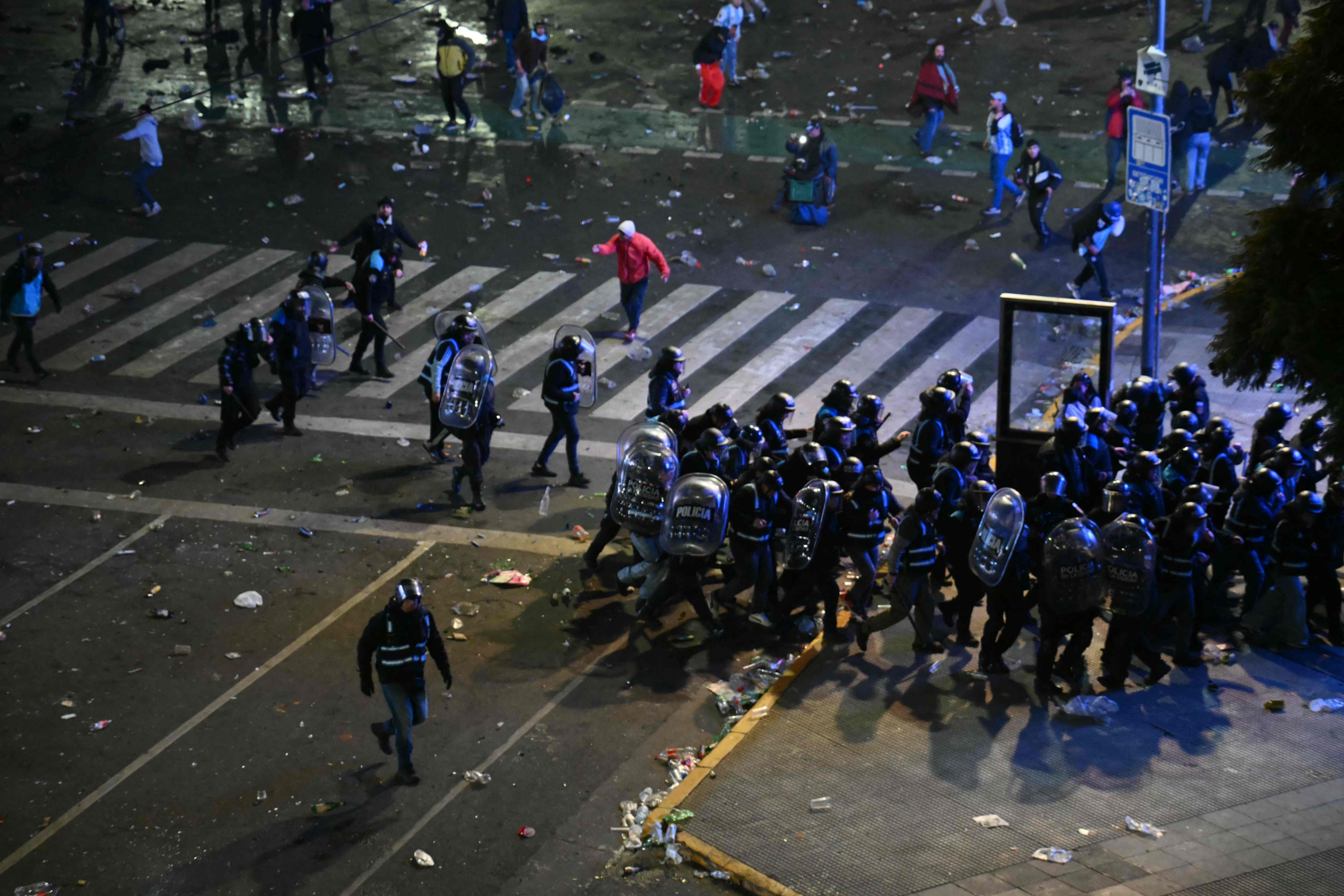 Torcedores em conflito com polícia após vice da Argentina