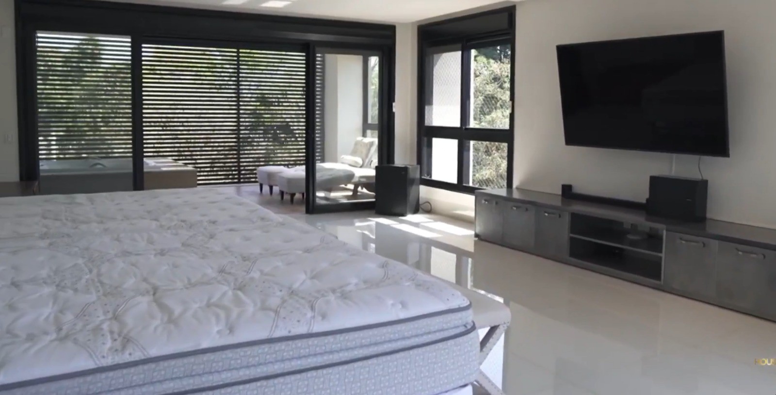 A mansão onde morou Zé Felipe e Virginia, em Goiânia — Foto: Reprodução/Youtube