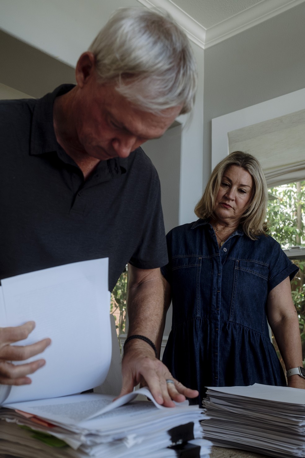 Matt e Maria Raine analisam algumas das impressões das conversas que seu filho Adam teve com o ChatGPT antes de seu suicídio aos 16 anos — Foto: Mark Abramson/The New York Times