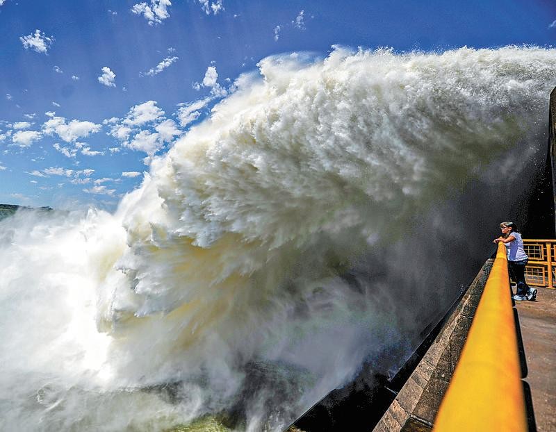Para especialistas, acordo entre EUA e Paraguai para uso de energia de Itaipu é parte da estratégia americana para a região