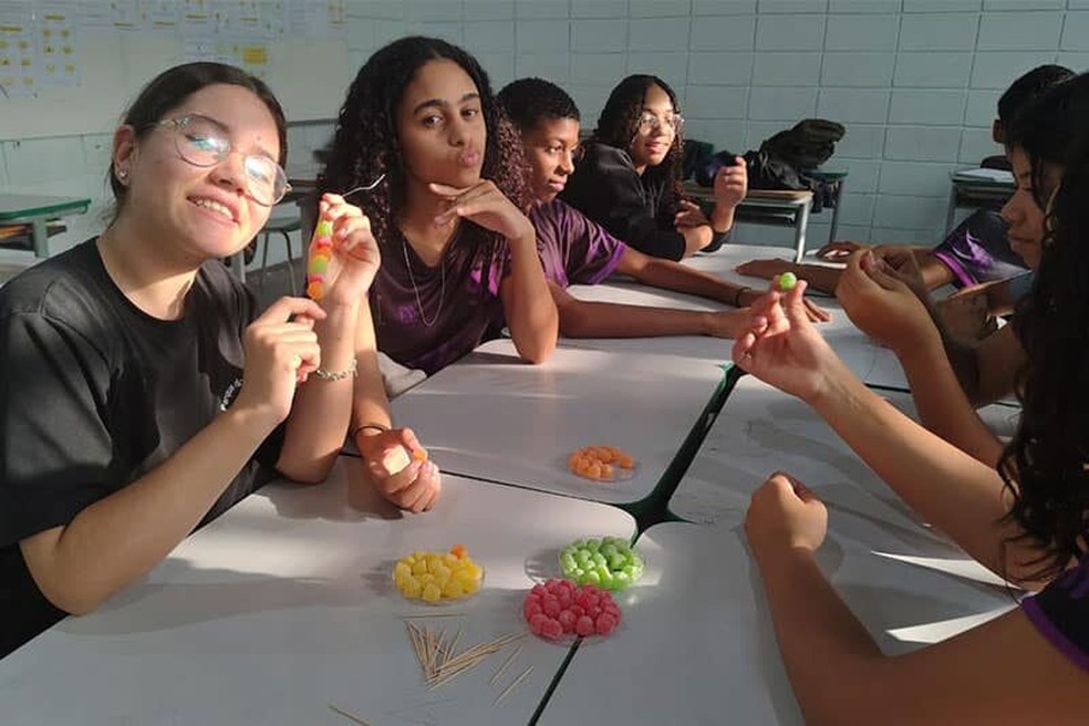 Alunas na Escola Estadual Parque dos Sonhos, em Cubatão (SP) — Foto: Reprodução / T4 Education