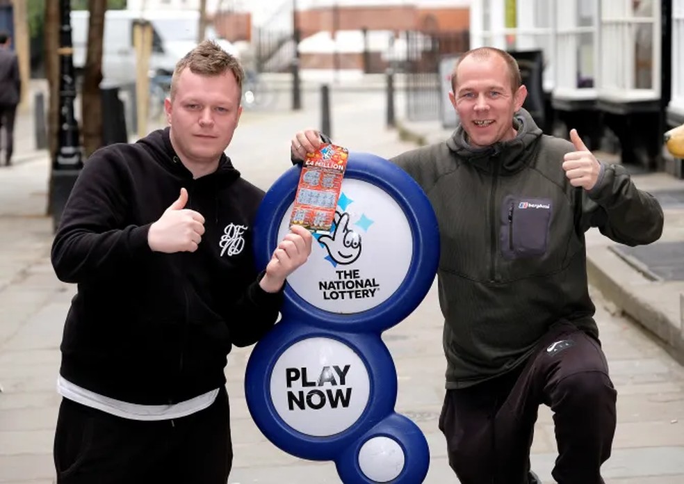 Ladrões usam cartão de débito roubado para apostar na loteria e ganham prêmio de R$ 25 milhões, em Londres — Foto: Reprodução