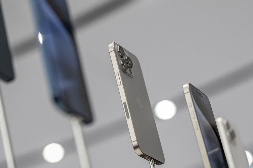 iPhone Pro, da Apple. Empresa está migrando sua produção para a Índia, mas a maioria dos aparelhos ainda é produzida na China