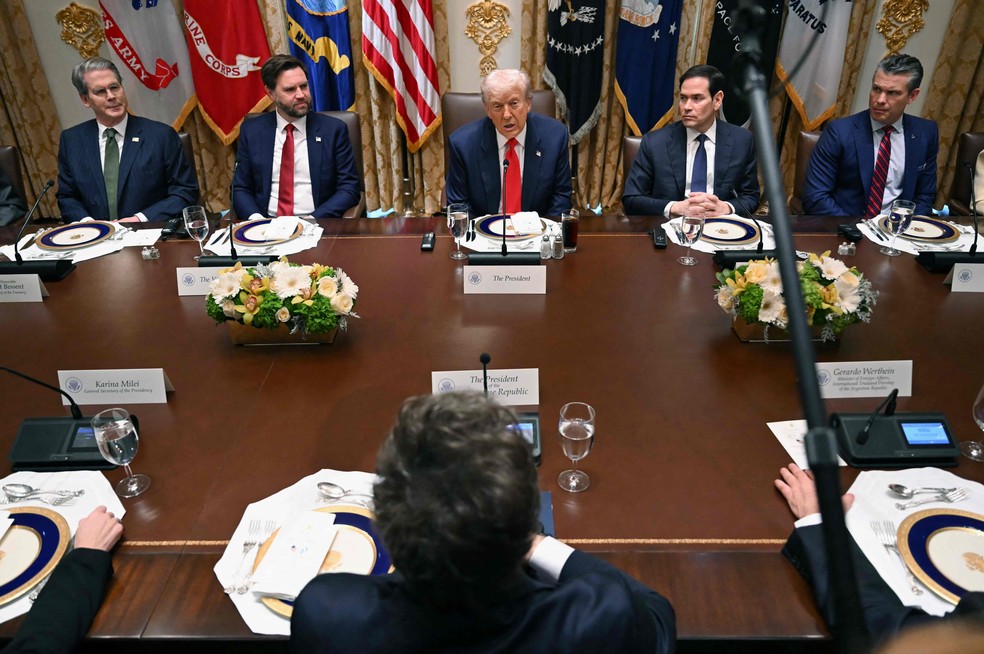 Milei frente a frente com Trump na Casa Branca. Americano levou  mesa seu vice-presidente e seus secretrios do Tesouro, de Estado e da Guerra: JD Vance, Scott Bessent, Marco Rubio e Pete Hegseth - Foto: ANDREW CABALLERO-REYNOLDS / AFP