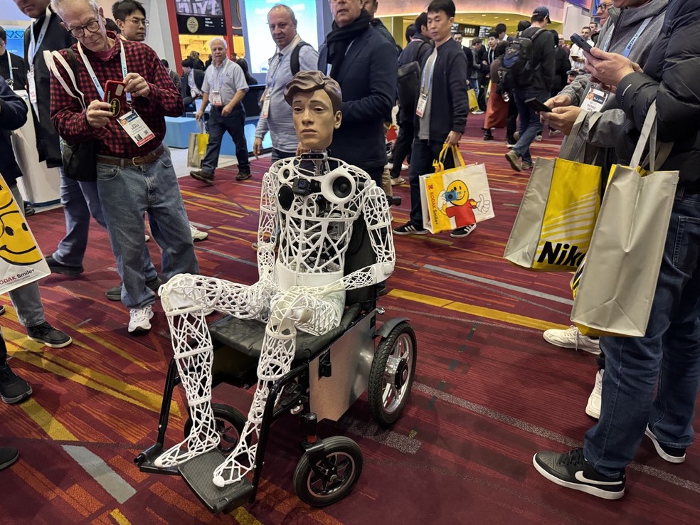 Rob&ocirc; human&oacute;ide com intelig&ecirc;ncia artificial responde a perguntas &mdash; Foto: Bruno Rosa