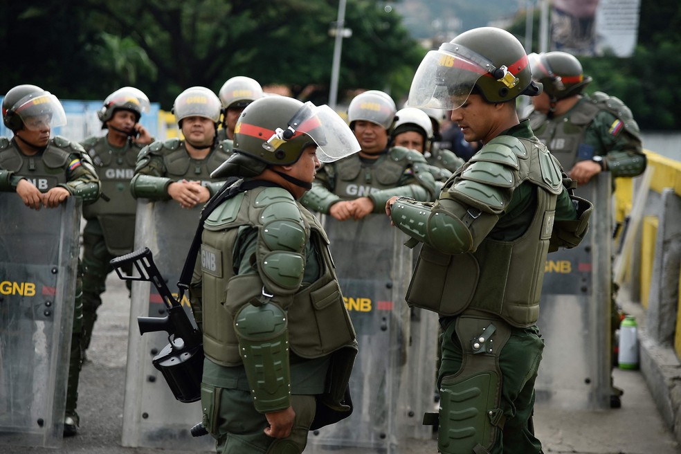 Membros da Guarda Nacional Bolivariana vigiam a Ponte Internacional Simón Bolívar, fechada por ordem de Maduro na fronteira entre Colômbia e Venezuela — Foto: Schneyder MENDOZA / AFP