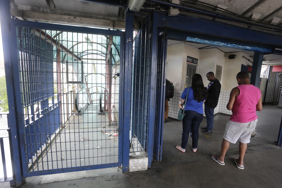 Acesso bloqueado em umas das escadas rolantes da estação de trem do Méier — Foto: Domingos Peixoto