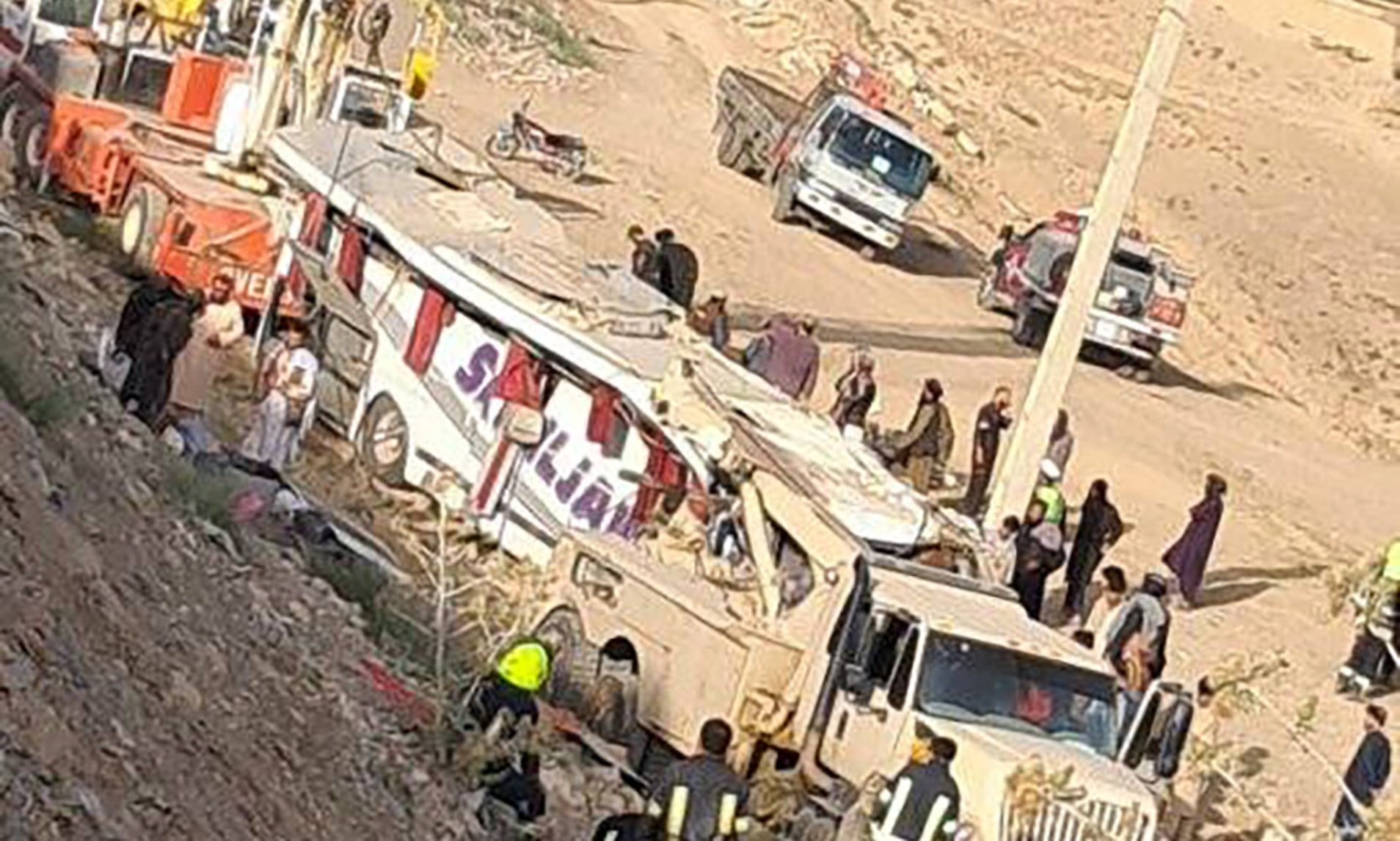 Ônibus despenca de barranco no Afeganistão e deixa ao menos 26 mortos