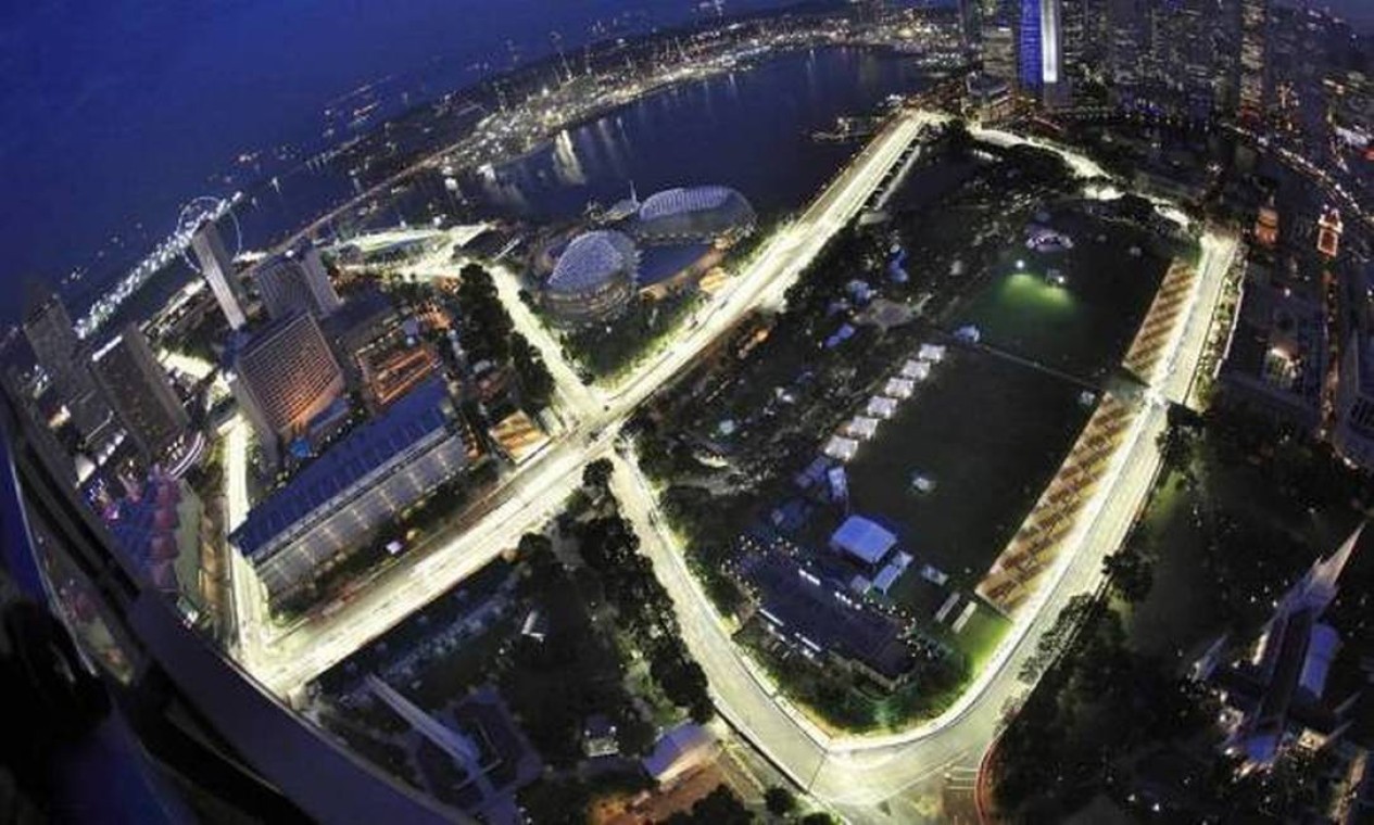 Cingapura aparece em segundo lugar. A vista aérea do circuito nas ruas de Marina Bay  — Foto: Tim Chong / Reuters
