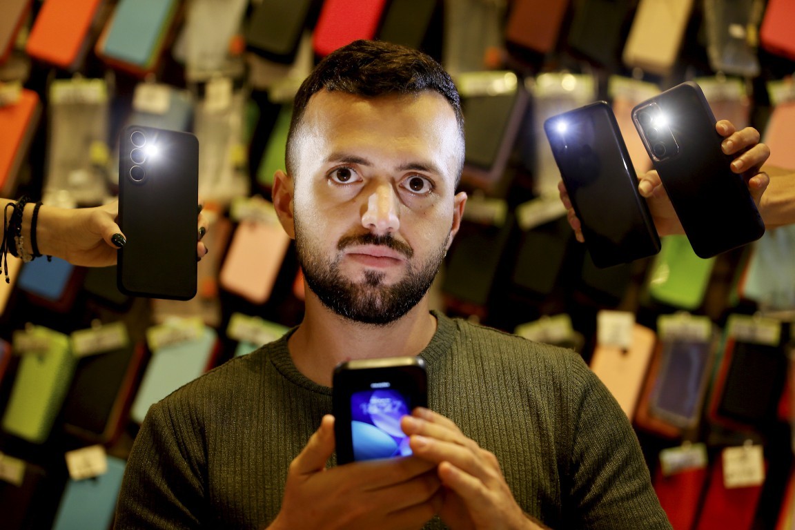 Com pre&ccedil;o alto, brasileiro adia troca de celular, e vendas caem