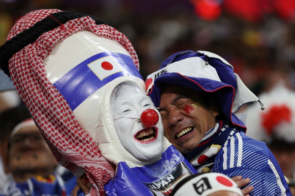 Fantasias são comuns entre os torcedores japoneses na Copa do Mundo do Catar — Foto: Adrian Dennis