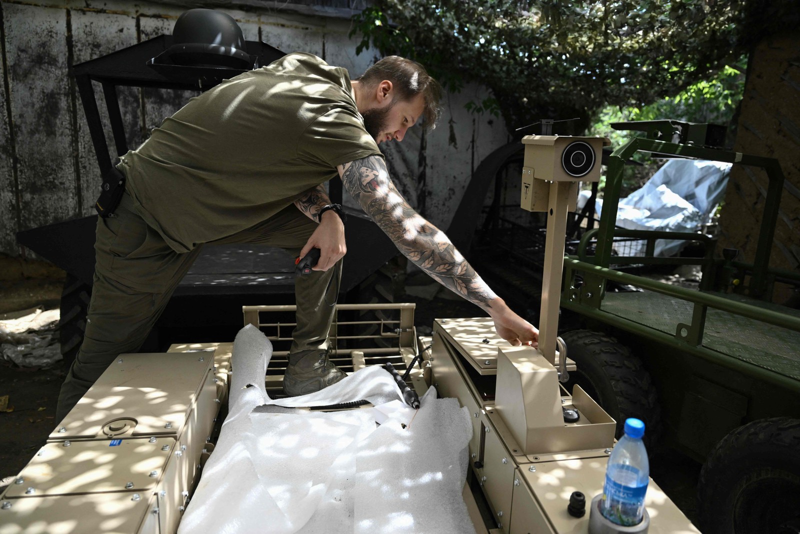 A unidade da enfermeira militar frequentemente envia comida ou medicamentos com drones para soldados imobilizados por seus ferimentos — Foto: Genya Savilov/AFP