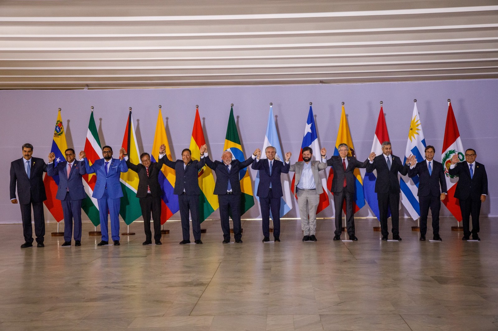 Lula posa com chefes de Estado da Venezuela, Suriname, Guiana, Colômbia, Bolívia, Argentina, Chile, Equador, Paraguai, Uruguai e Peru. — Foto: Brenno Carvalho / Agência O Globo