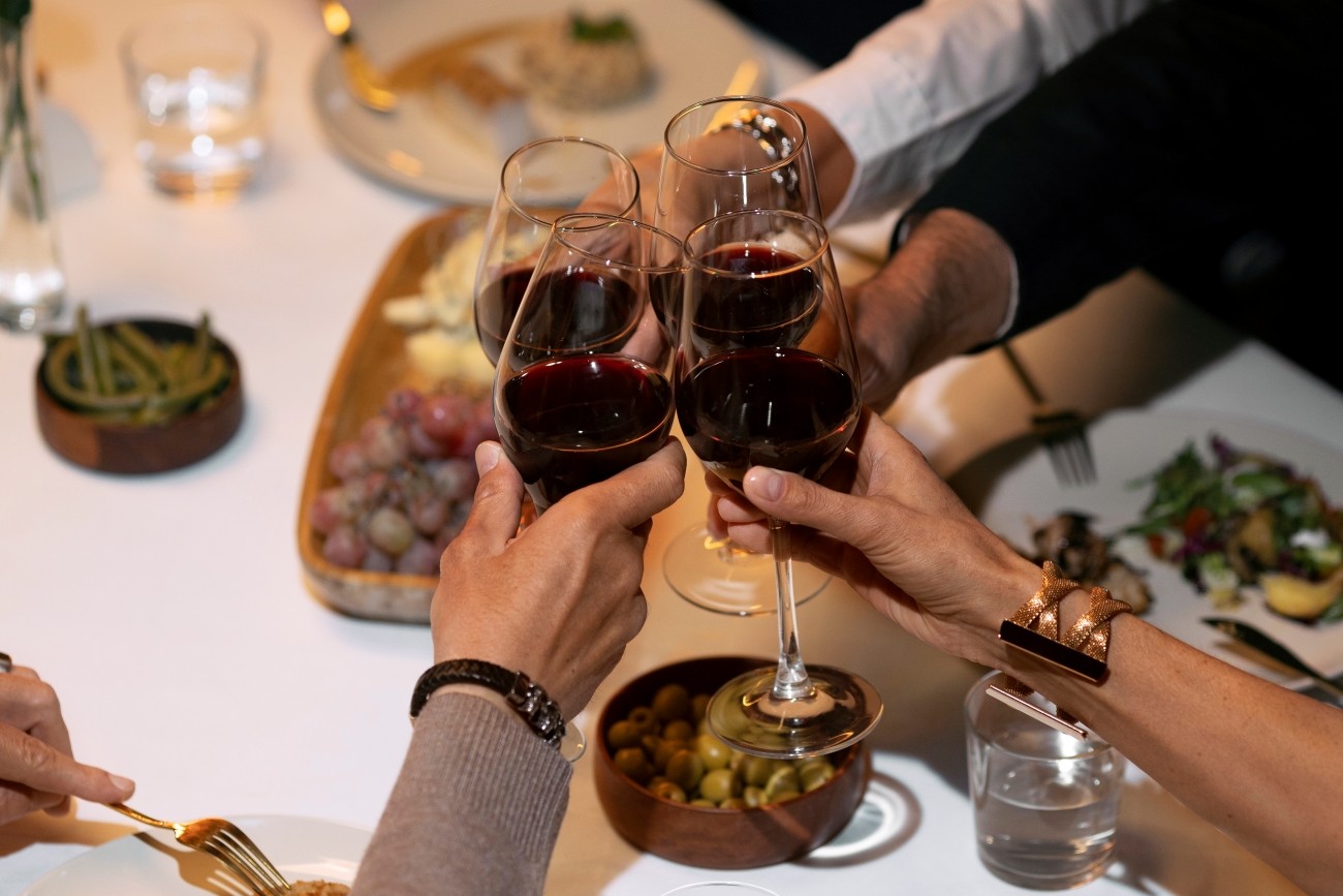 Que cuidados você deve tomar ao consumir álcool na frente de seus filhos? - QTU Questões do Universo