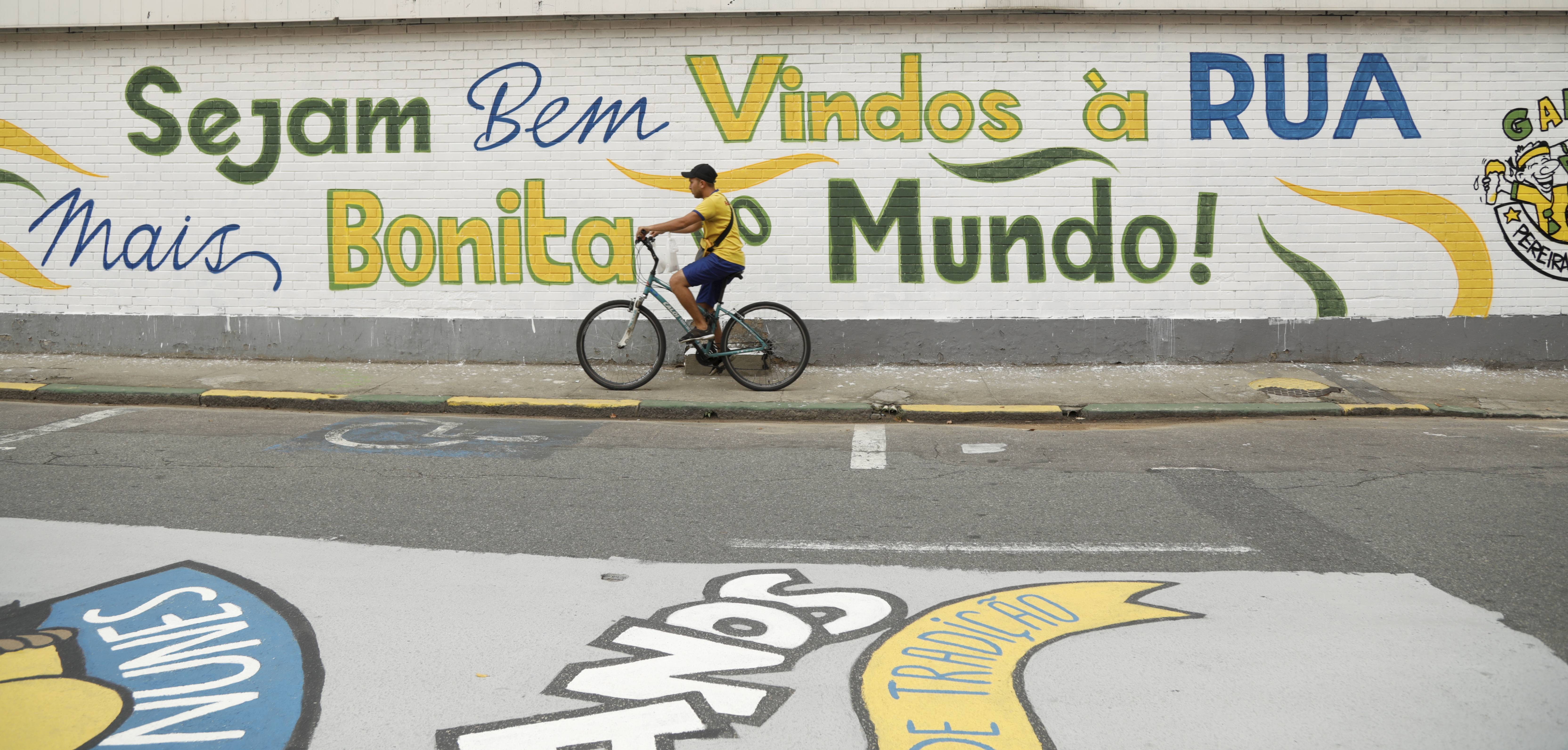 Kits de churrasco, R$ 50 mil e festa com telão: cidades do Brasil premiam ruas decoradas para a Copa de 2026