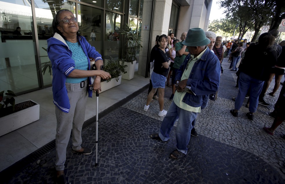 Na foto Maria das Dores, 70 anos, mora em Senador Camará. Fez o cartão em março e não conseguiu pegar em Bangu e não chegou em casa — Foto: Fabiano Rocha / Agência O Globo