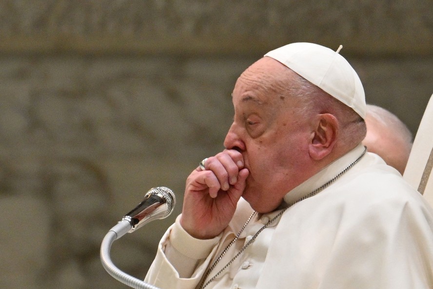 Papa Francisco foi internado com quadro de bronquite