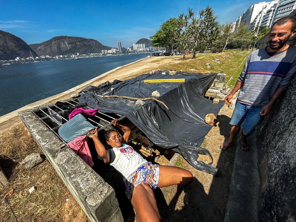 Para sair do local usado como casa, Andreza se pendura nas grades, para vender degraus de mais de 1 metro de altura — Foto: Gabriel de Paiva / Agência O Globo