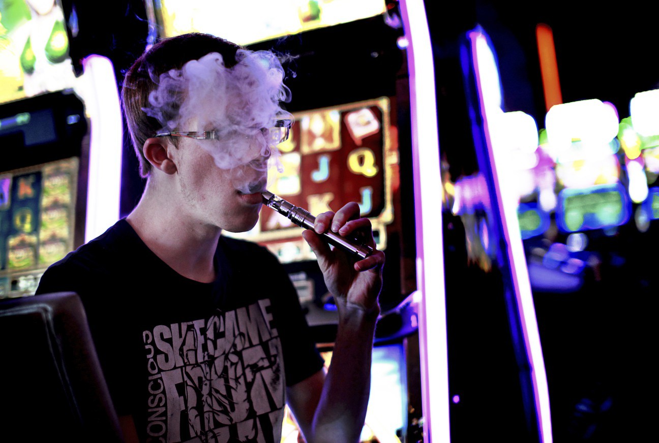Jovem fuma cigarro eletrônico dentro de um Casino em Las Vegas — Foto: Sandy Huffaker/The New York Times
