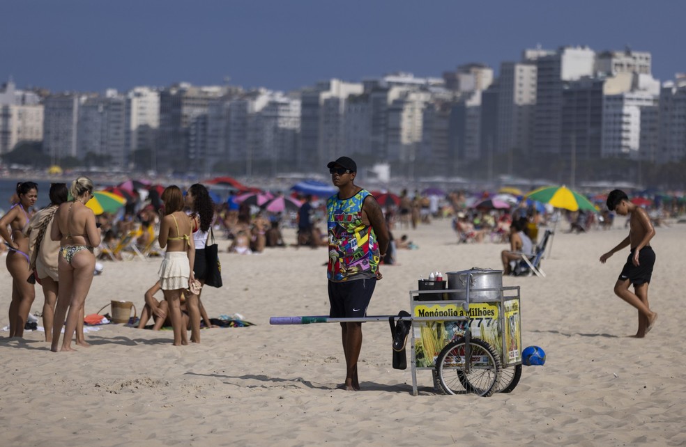 Na foto, vendedor de milho na areia do posto 3, em Copacabana. Carrocinhas que utilizam botijão de gás estão proibidas — Foto: Márcia Foletto