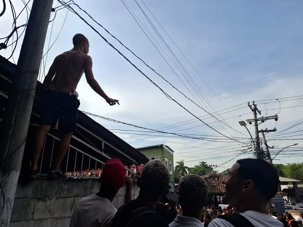Um fã em cima de um muro — Foto: Marcos Nunes/Agência O Globo