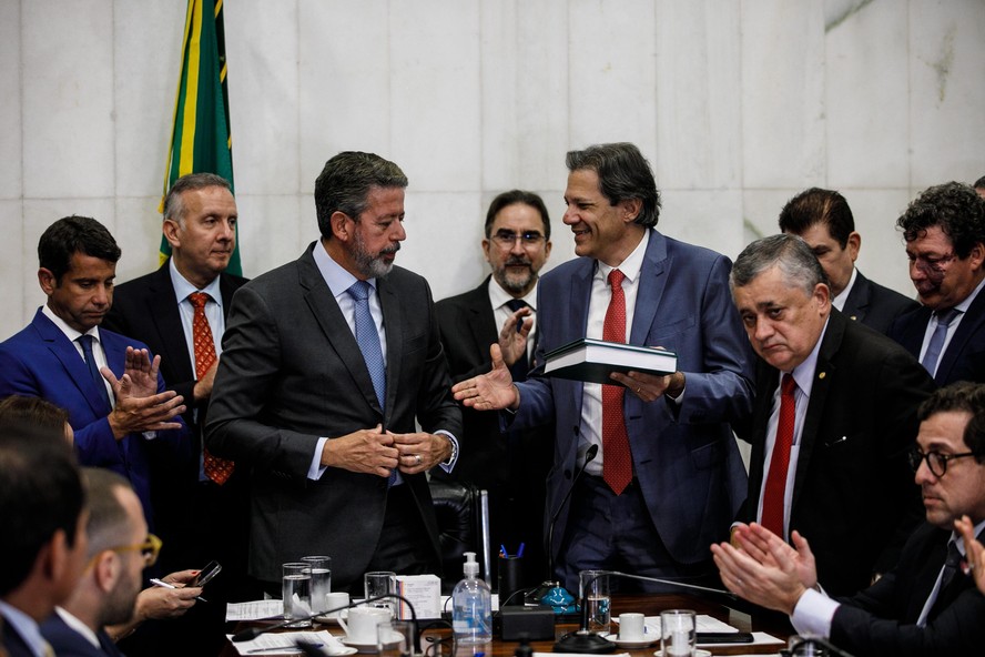 O ministro da Fazenda, Fernando Haddad, entrega a regulamentação da Reforma Tributária ao presidente da Câmara, Arthur Lira (PP-AL)