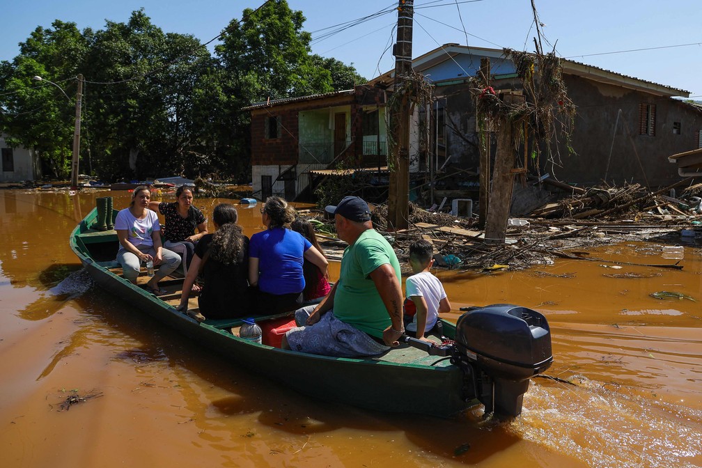 Em Encantado, RS, pessoas precisam de barco para se locomover na enchente — Foto: Silvio Avila/AFP